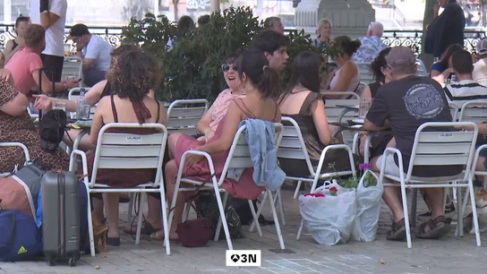 El verano arranca con la primera ola de calor del año y avisos extremos en gran parte de España El verano arranca con la primera ola de calor del año y avisos extremos en gran parte de España