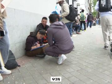 La falta de personal y la demora para conseguir cita provoca el aumento de estafas en el proceso de regularización de inmigrantes La falta de personal y la demora para conseguir cita provoca el aumento de estafas en el proceso de regularización de inmigrantes