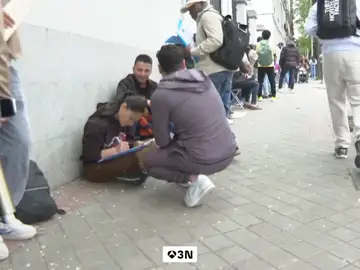 La falta de personal y la demora para conseguir cita provoca el aumento de estafas en el proceso de regularización de inmigrantes La falta de personal y la demora para conseguir cita provoca el aumento de estafas en el proceso de regularización de inmigrantes
