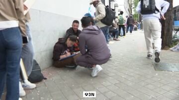 La falta de personal y la demora para conseguir cita provoca el aumento de estafas en el proceso de regularizaci&oacute;n de inmigrantes