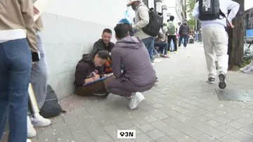 La falta de personal y la demora para conseguir cita provoca el aumento de estafas en el proceso de regularización de inmigrantes La falta de personal y la demora para conseguir cita provoca el aumento de estafas en el proceso de regularización de inmigrantes