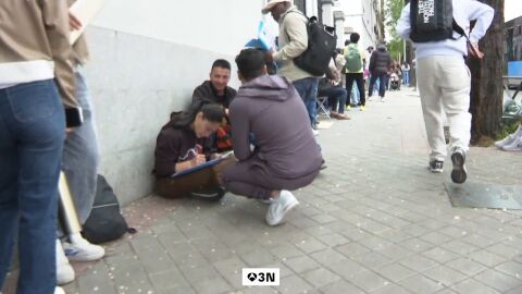 La falta de personal y la demora para conseguir cita provoca el aumento de estafas en el proceso de regularizaci&oacute;n de inmigrantes