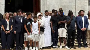 Unas 300 personas asisten al minuto de silencio por la muerte de tres menores en Tarragona. Unas 300 personas asisten al minuto de silencio por la muerte de tres menores en Tarragona.