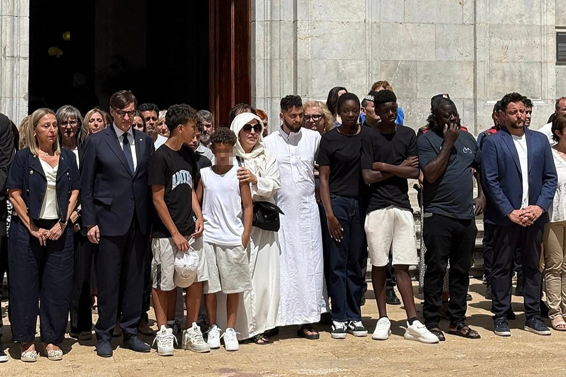 Sliencio Conmovedor minuto de silencio en Tarragona por la muerte de los tres ...