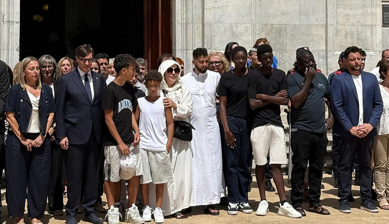 Unas 300 personas asisten al minuto de silencio por la muerte de tres menores en Tarragona.