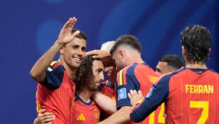 Los jugadores de la Selecci&oacute;n Espa&ntilde;ola celebrando el gol de Cucurella