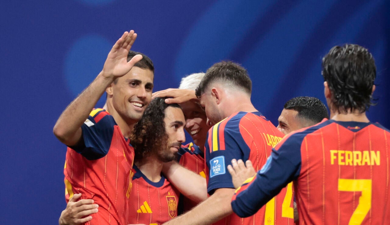 Los jugadores de la Selecci&oacute;n Espa&ntilde;ola celebrando el gol de Cucurella