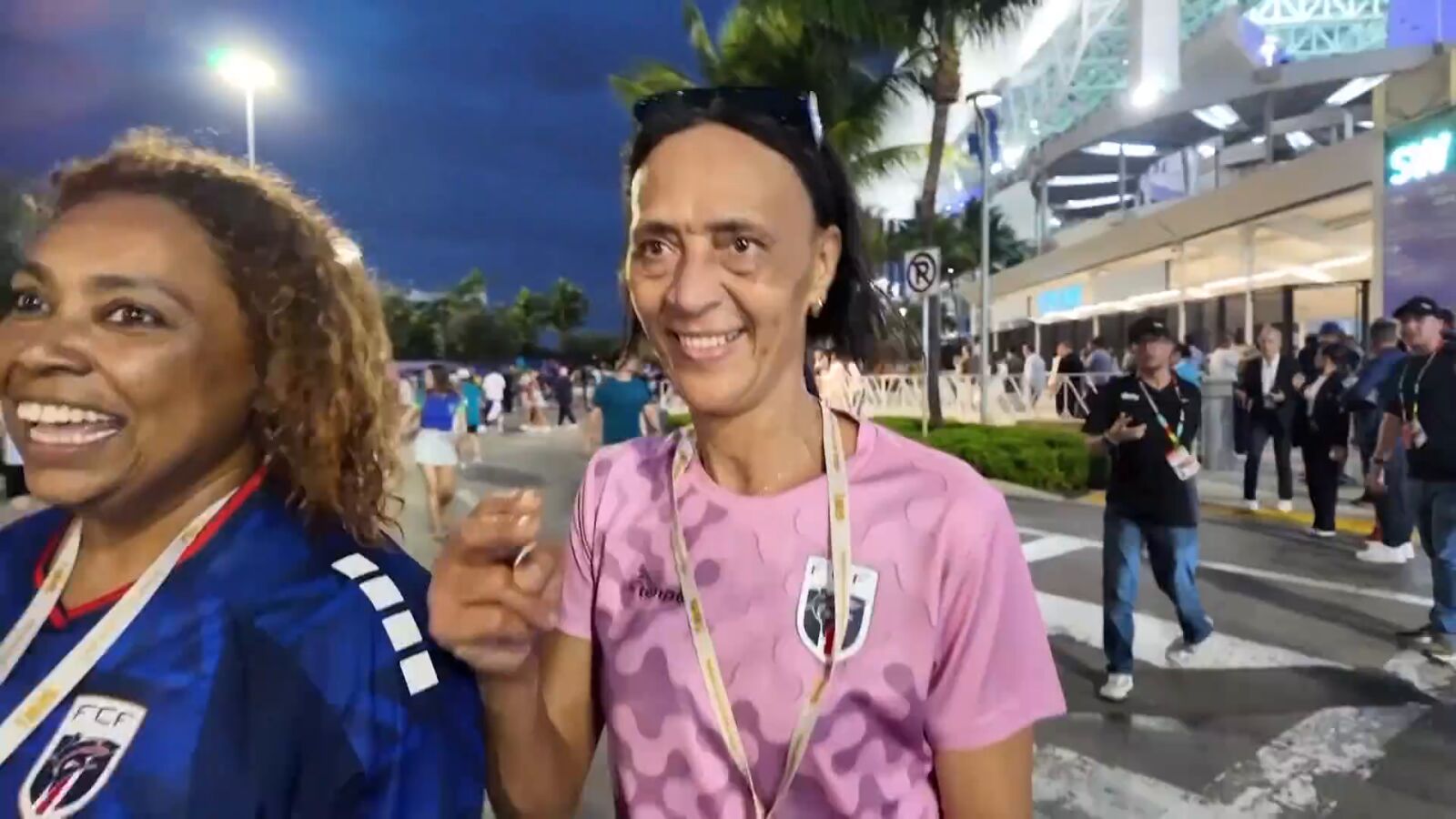 La madre de Vozinha consigue el visado y llega a tiempo para verle frenar a Uruguay en el Mundial