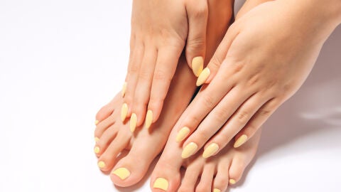 Pedicura amarillo mantequilla