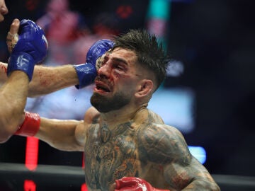 Topuria en el combate ante Gaethje