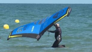 Vicente Solivella haciendo kitesurf