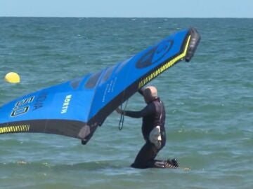 Vicente Solivella haciendo kitesurf
