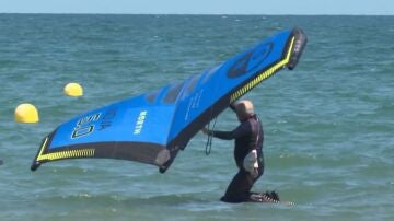 Vicente Solivella haciendo kitesurf