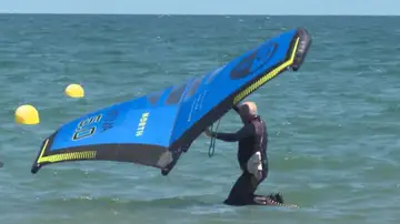 Vicente Solivella haciendo kitesurf Vicente Solivella haciendo kitesurf