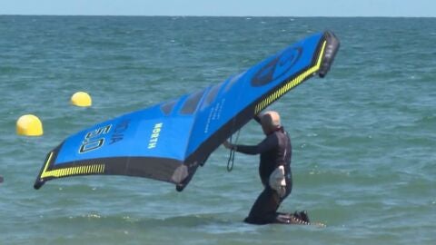 Vicente Solivella haciendo kitesurf