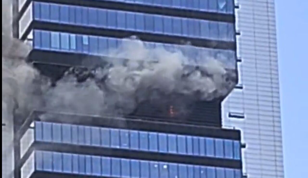Imagen del incendio en una de las cuatro torres de Plaza de Castilla 
