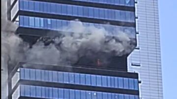 Imagen del incendio en una de las cuatro torres de Plaza de Castilla 
