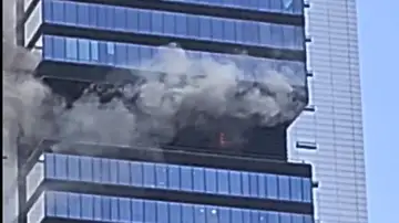 Imagen del incendio en una de las cuatro torres de Plaza de Castilla Imagen del incendio en una de las cuatro torres de Plaza de Castilla