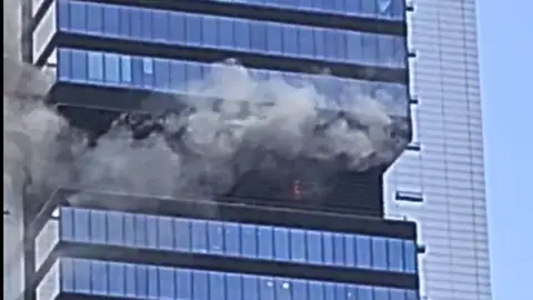 Imagen del incendio en una de las cuatro torres de Plaza de Castilla Imagen del incendio en una de las cuatro torres de Plaza de Castilla