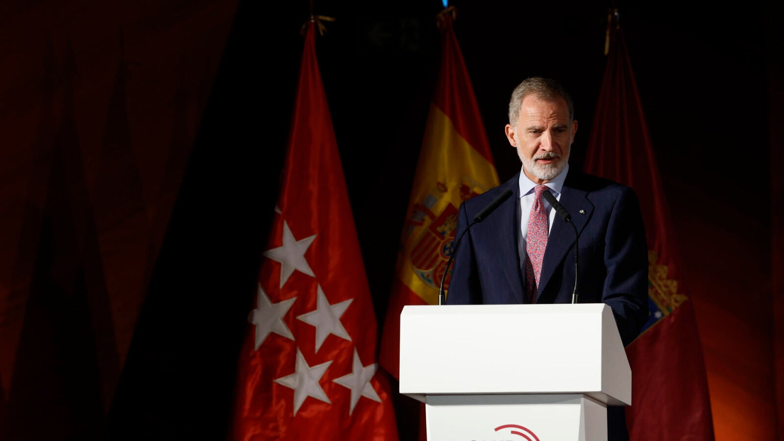 Felipe VI pide seguir confiando en la democracia en estos días 