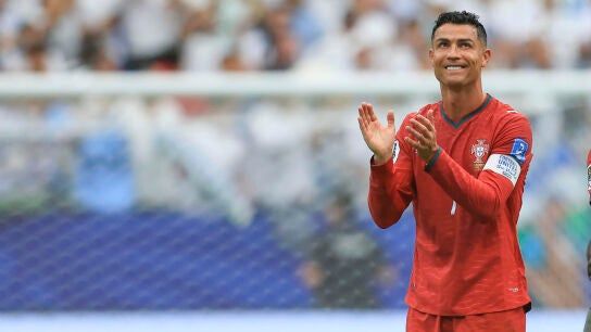 Cristiano Ronaldo aplaude tras el partido ante Uzbekist&aacute;n