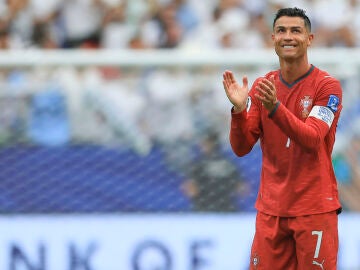 Cristiano Ronaldo aplaude tras el partido ante Uzbekist&aacute;n