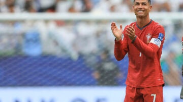 Cristiano Ronaldo aplaude tras el partido ante Uzbekist&aacute;n