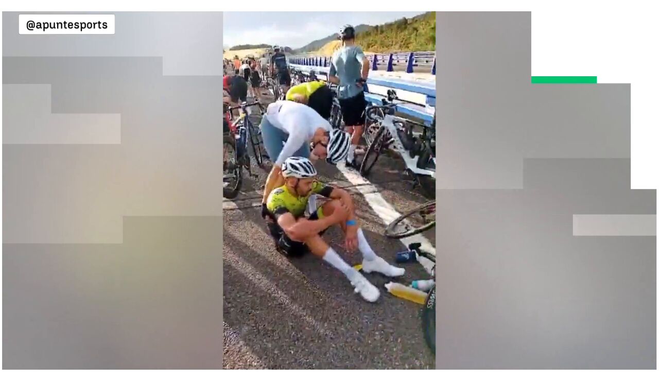 Una brutal ca&iacute;da masiva deja decenas de ciclistas por el suelo en la Quebrantahuesos