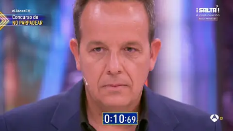 Del optimismo al desastre: Àngel Llàcer sucumbe al reto de no parpadear de El Hormiguero Del optimismo al desastre: Àngel Llàcer sucumbe al reto de no parpadear de El Hormiguero