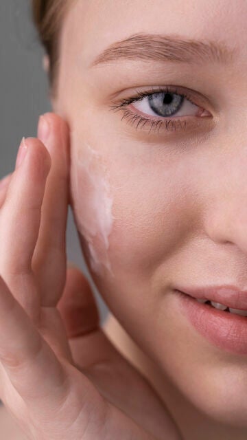 Mujer cuidándose el rostro