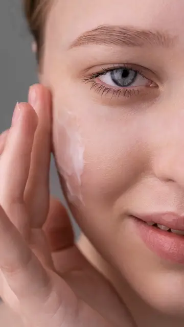 Mujer cuidándose el rostro Mujer cuidándose el rostro