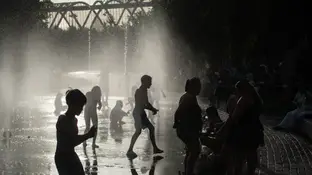 Varias personas se refrescan en las fuentes de Madrid Río. Varias personas se refrescan en las fuentes de Madrid Río.