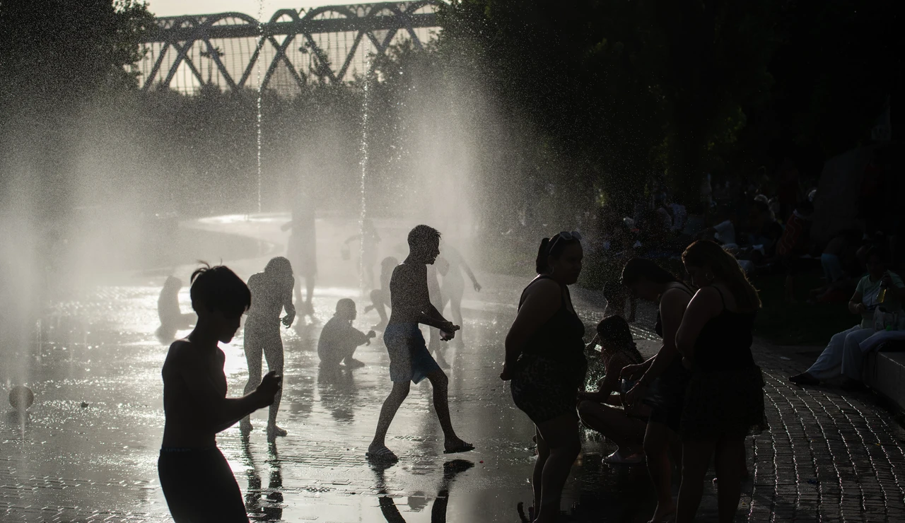 Varias personas se refrescan en las fuentes de Madrid Río.