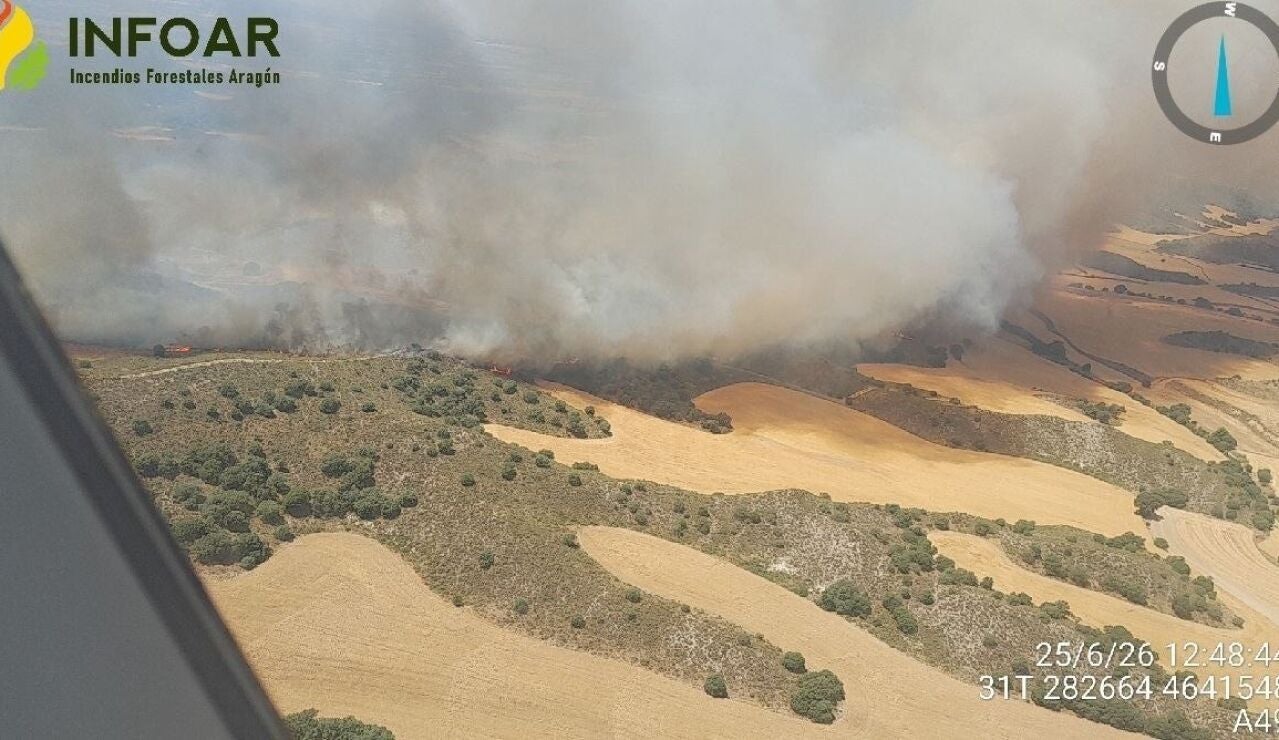 Imagen a&eacute;rea del incendio forestal en Tamarite, Huesca