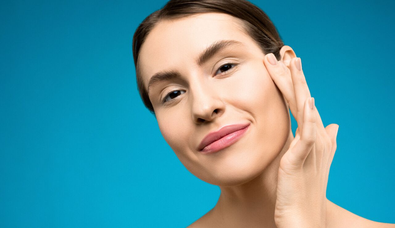 Mujer con el rostro radiante