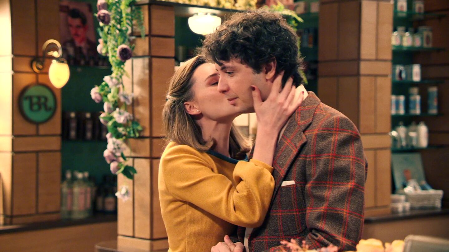 Miguel agradece a Claudia su apoyo con un bonito detalle y… ¡ella responde con un beso!