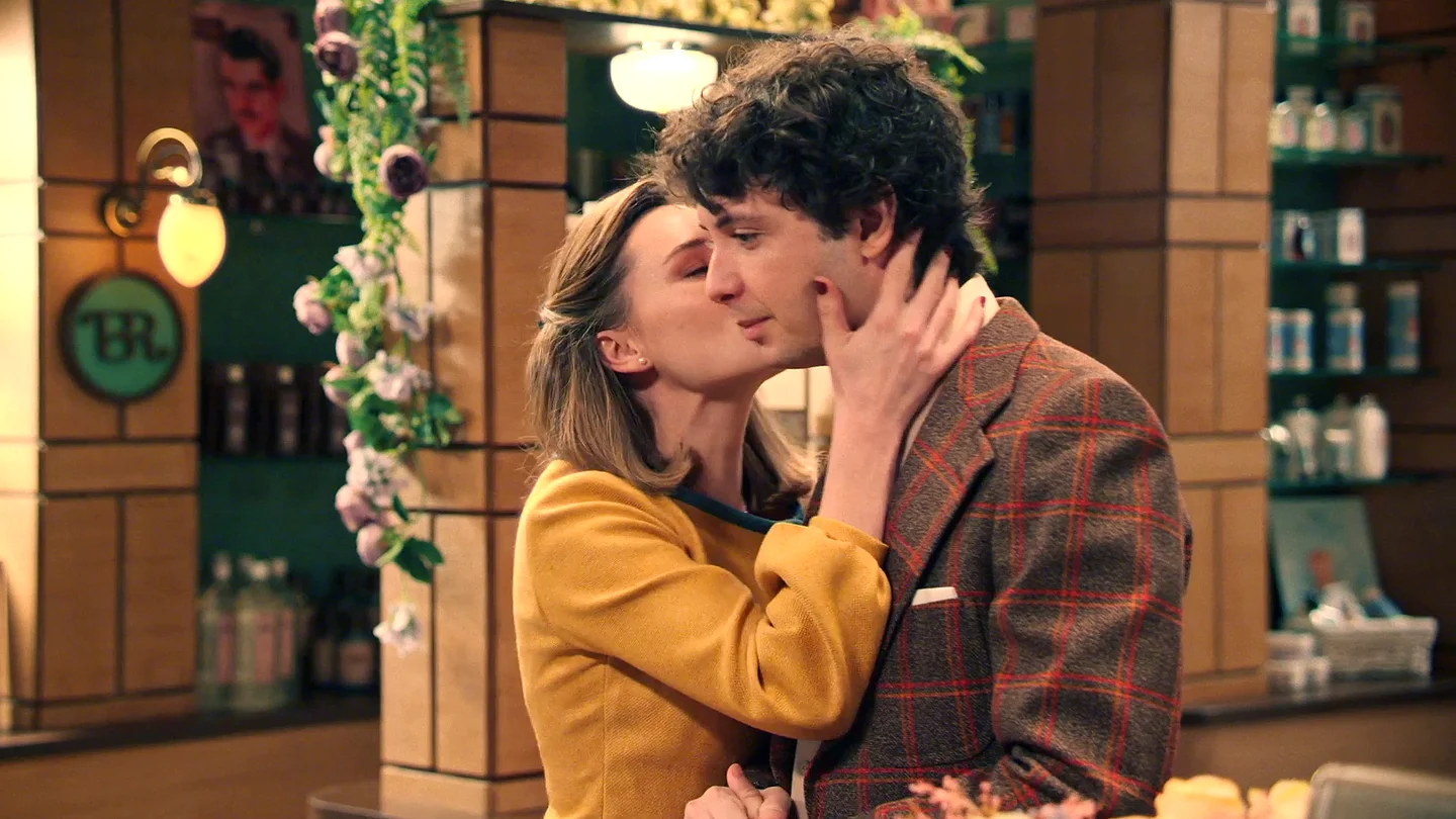 Miguel agradece a Claudia su apoyo con un bonito detalle y… ¡ella responde con un beso! Miguel agradece a Claudia su apoyo con un bonito detalle y… ¡ella responde con un beso!