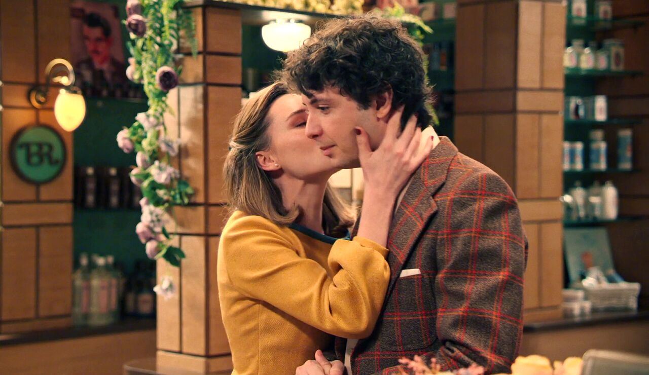Miguel agradece a Claudia su apoyo con un bonito detalle y&hellip; &iexcl;ella responde con un beso!