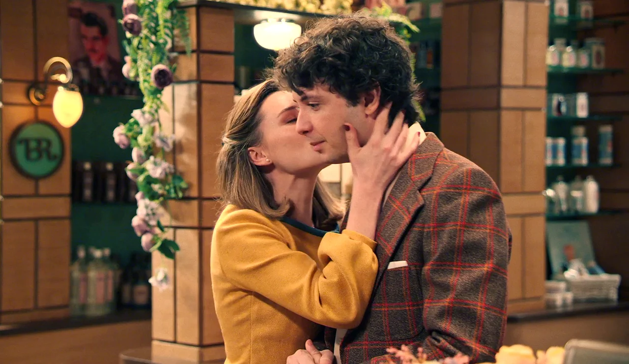Miguel agradece a Claudia su apoyo con un bonito detalle y… ¡ella responde con un beso!
