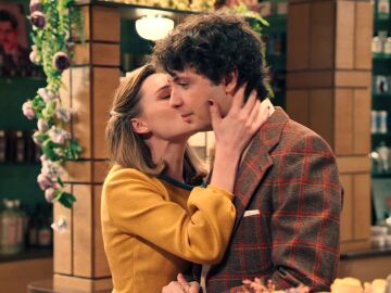 Miguel agradece a Claudia su apoyo con un bonito detalle y&hellip; &iexcl;ella responde con un beso!