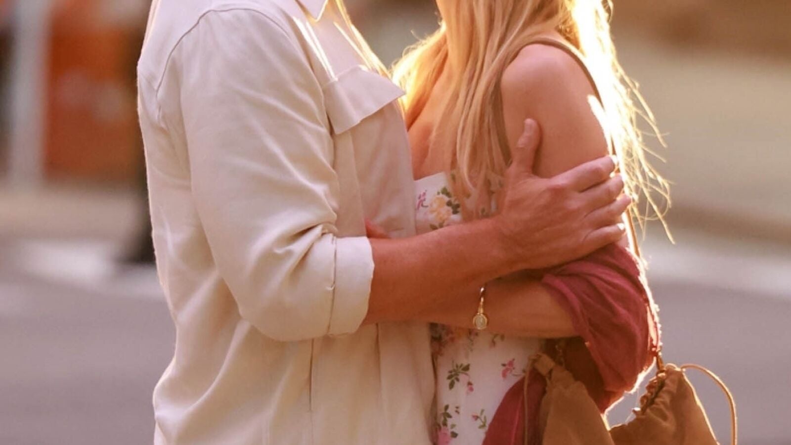 El beso de película de Javier Bardem y Kate Hudson con el que paralizan el tráfico