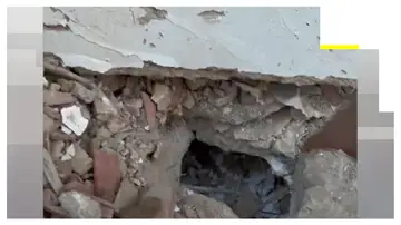 Imagen del agujero desde dónde estaban hablando con las personas que estaban bajo los escombros Imagen del agujero desde dónde estaban hablando con las personas que estaban bajo los escombros