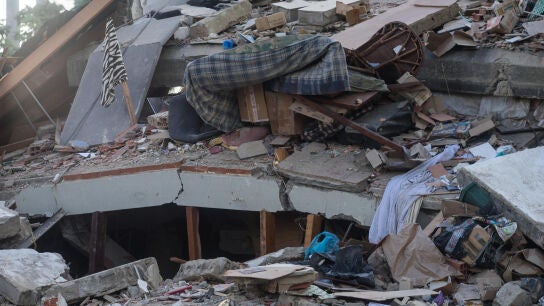 Fotograf&iacute;a que muestra edificios colapsados por los terremotos
