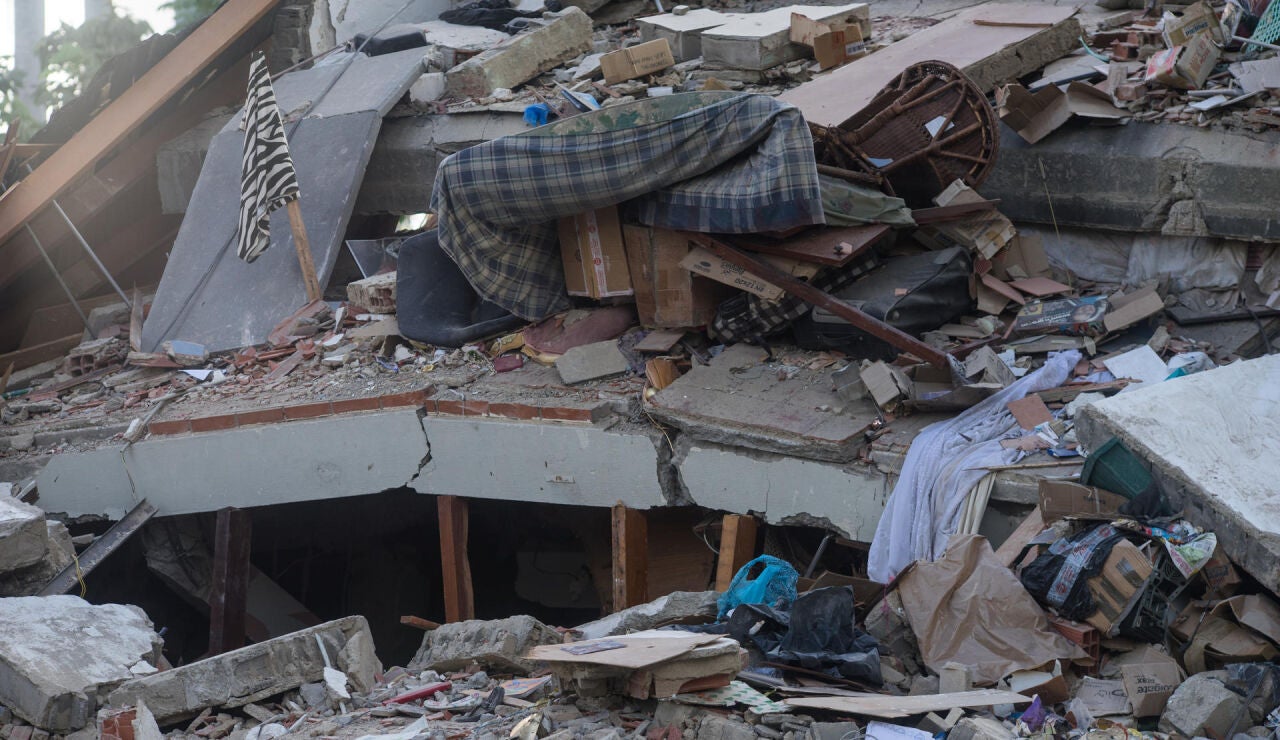 Fotograf&iacute;a que muestra edificios colapsados por los terremotos
