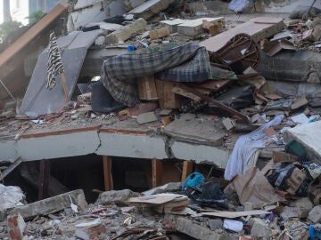 Fotograf&iacute;a que muestra edificios colapsados por los terremotos