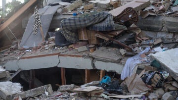 Fotograf&iacute;a que muestra edificios colapsados por los terremotos