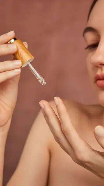 Mujer cuidándose el rostro Mujer cuidándose el rostro
