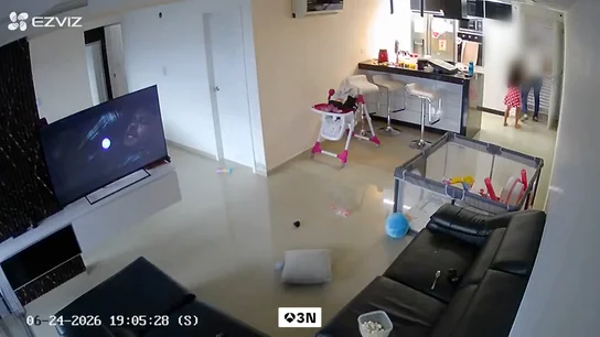 Imagen de un padre y su hija evacuándo un edificio en un terremoto. Imagen de un padre y su hija evacuándo un edificio en un terremoto.
