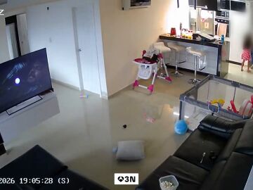 Imagen de un padre y su hija evacu&aacute;ndo un edificio en un terremoto.
