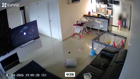 Imagen de un padre y su hija evacu&aacute;ndo un edificio en un terremoto.